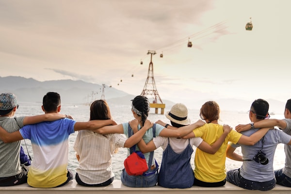 众多球迷在社区内热烈讨论体育赛事的场景